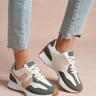 Baskets bicolores présentées aux pieds d'un mannequin, disponible dans notre catalogue réservé aux professionnels